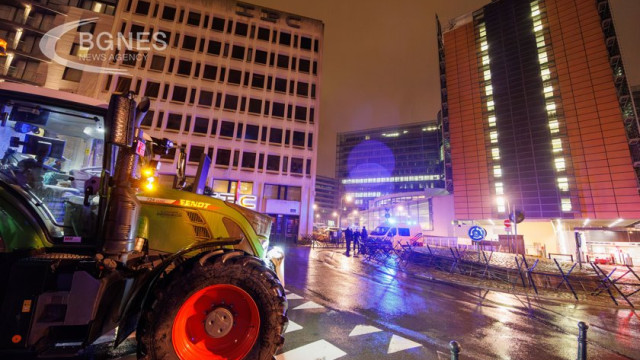 Hundreds of tractors stopped traffic in the center of Brussels